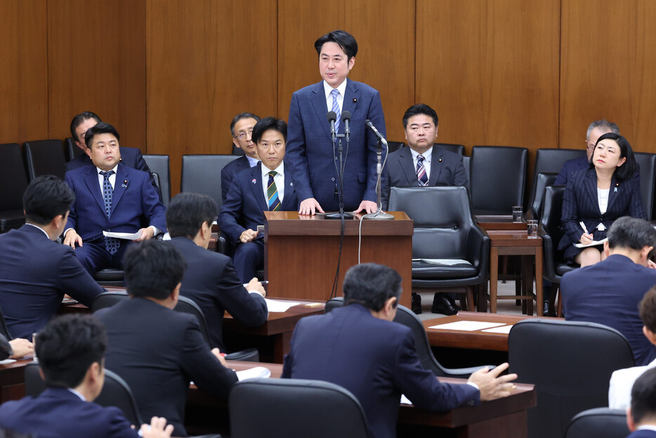 衆院政治改革特別委員会で意見表明する立憲民主党の落合貴之氏（中央）＝１０日、国会内