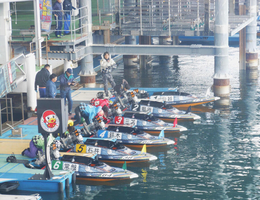 2日目6R展示直前に安定板装着しているメンバー6人