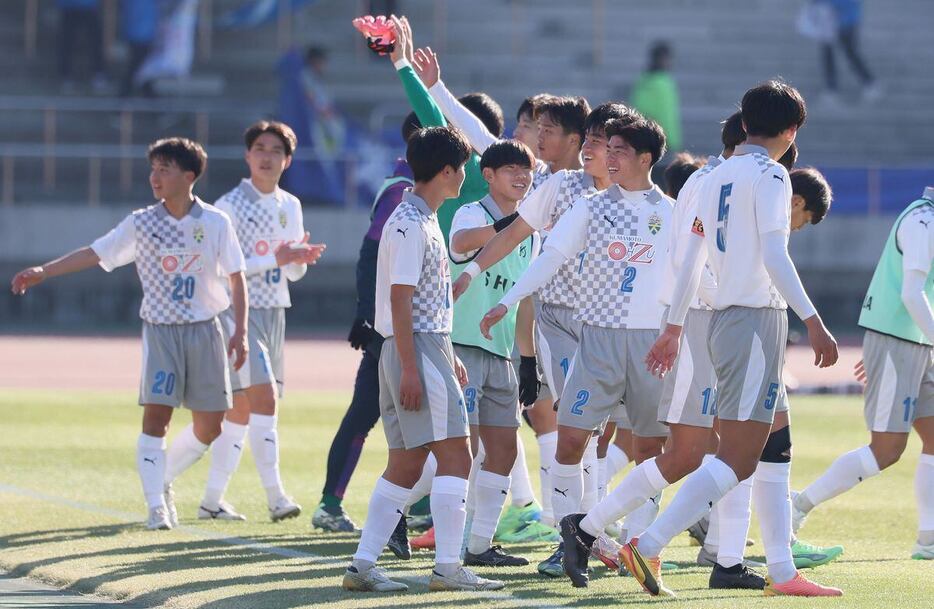 試合に勝利し、笑顔の大津イレブン＝県立柏の葉公園総合競技場（撮影・佐藤徳昭）