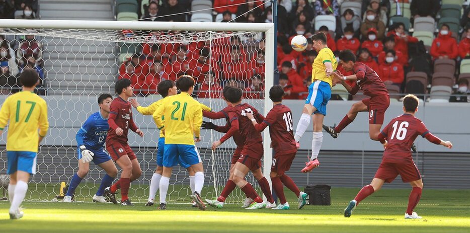 京都橘戦で、先制ゴールを決めた帝京・ラビーニ未蘭(右から3人目)