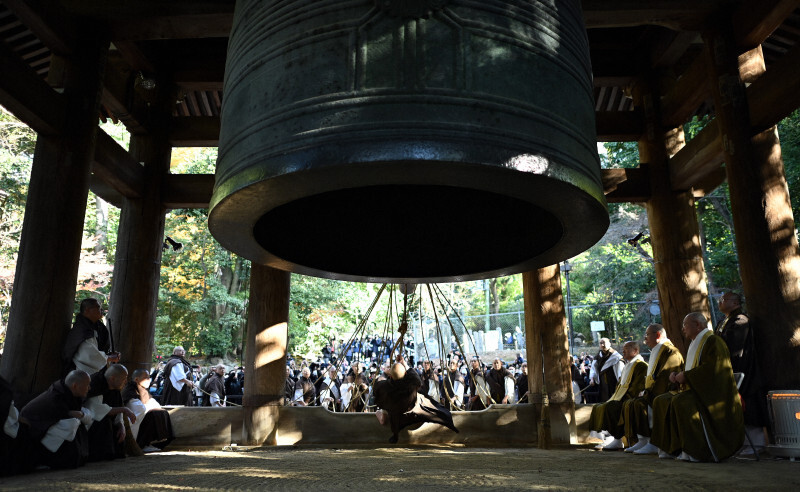 除夜の鐘の試し突きをする知恩院の僧侶ら＝京都市東山区で2024年12月27日午後2時3分、佐藤賢二郎撮影