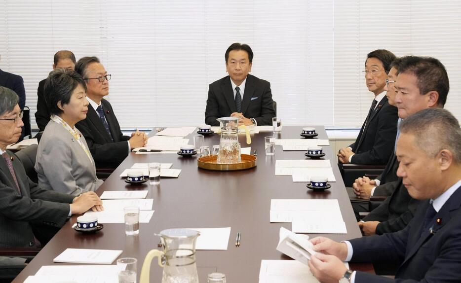 衆院憲法審査会の幹事懇談会に臨む与野党の幹事ら。中央は会長を務める立憲民主党の枝野幸男氏＝6日午前、国会