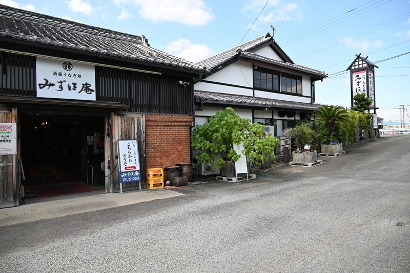 ウナギ料理店の入り口から酒蔵の中が見える瑞穂錦酒造。見学試飲は要予約