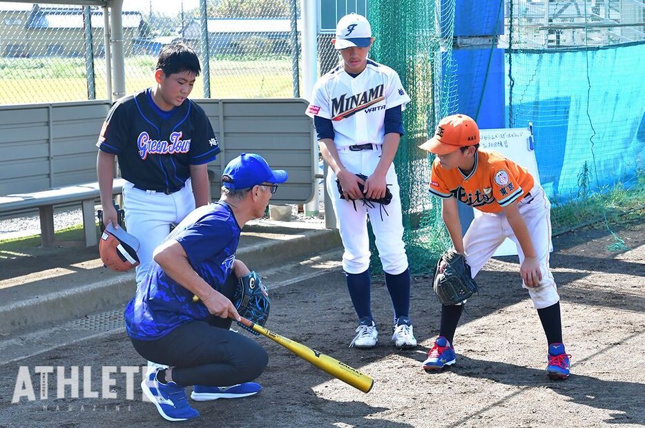 子どもたちに指導する、元オリックスブルーウェーブの山森雅文氏