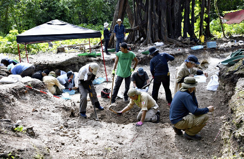 集団埋葬地を掘り進める遺骨収集団（パラオのペリリュー島で）＝加藤学撮影