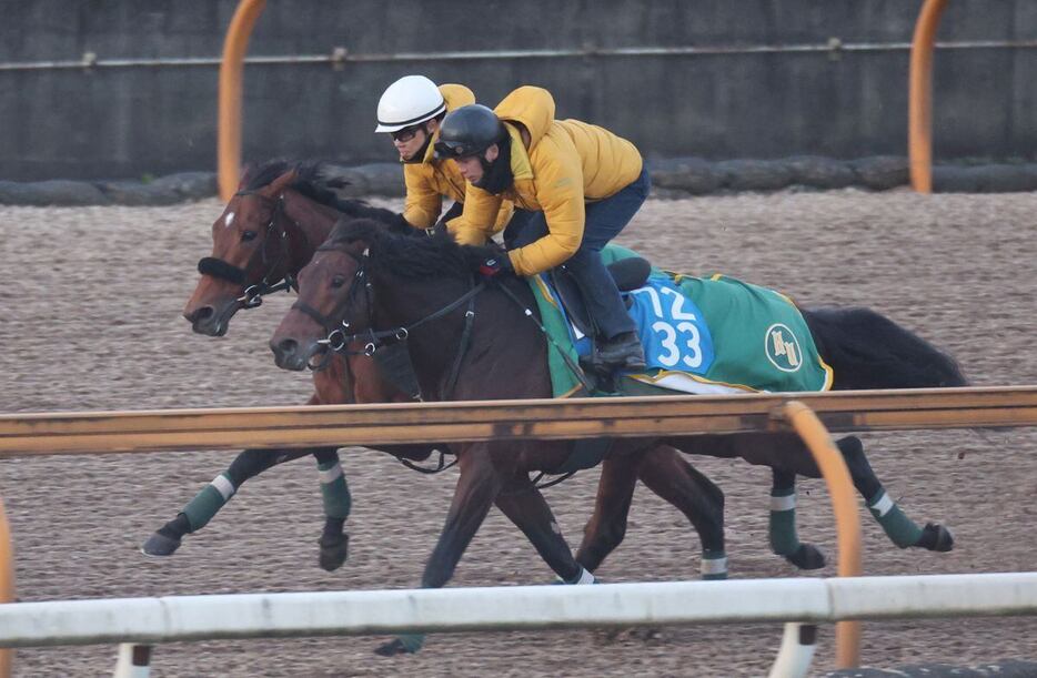 余力十分で好タイムをマークしたベラジオオペラ（奥）