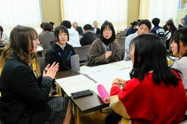 米国で銃規制を進めるための法整備について意見を交わす留学生と愛知県立旭丘高校の生徒たち=2024年12月19日午後3時34分、名古屋市東区、松永佳伸撮影