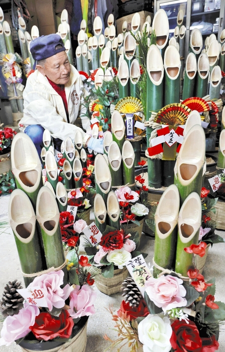 次々と作られる門松（福岡県みやま市で）＝貞末ヒトミ撮影