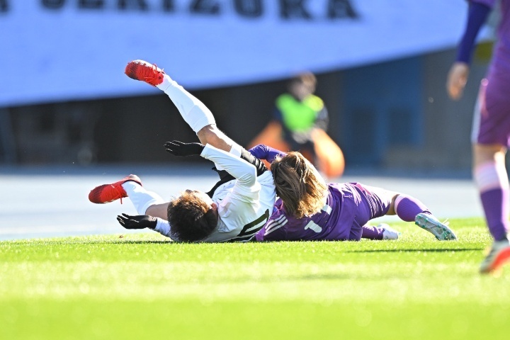 14日の試合では主役の中村（左）を豪快なタックルで倒した吉田沙保里（右）さん。写真：滝川敏之