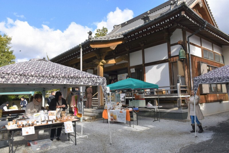 本堂の外には「お楽しみブース」と題し、地元のお菓子やコーヒーなどが販売されていた＝福岡県田川市で2024年11月30日、日向米華撮影