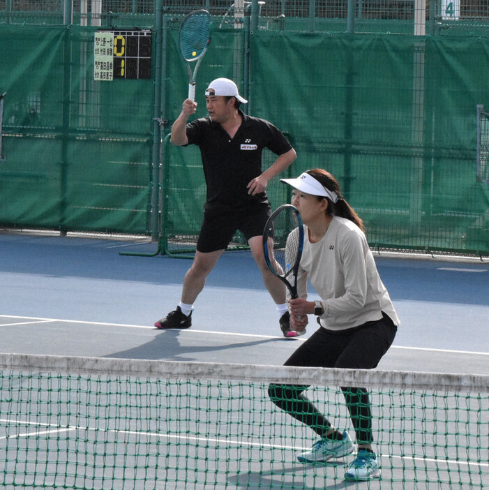 全世代の部に出場した杉村太蔵さん（左）と長野宏美さんのペア＝松山市の愛媛県総合運動公園で20日、杉本修作撮影