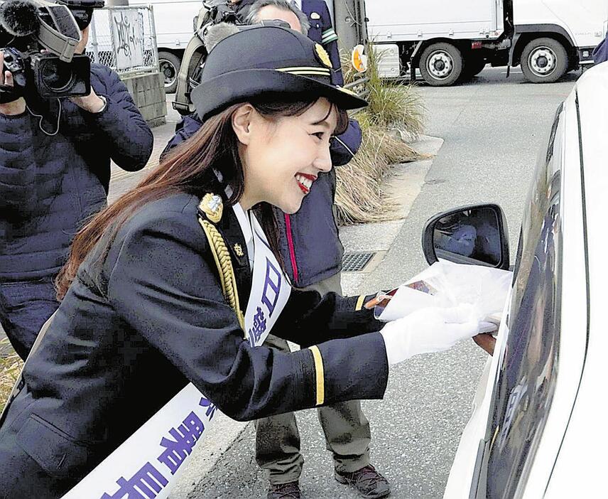 「サバのぬか床炊き」などを配る黒田さん