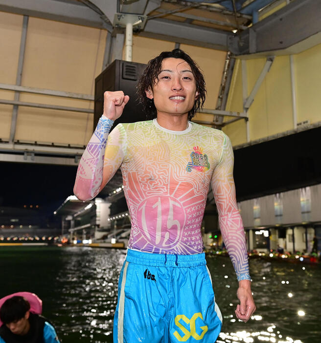 住之江4RでSG初勝利を飾り水神祭を受ける豊田健士郎（撮影・和賀正仁）