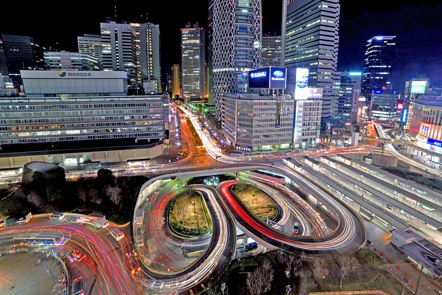 新宿駅西口駅前広場。手前の「らせん状車路」が廃止となる（画像：写真AC）。