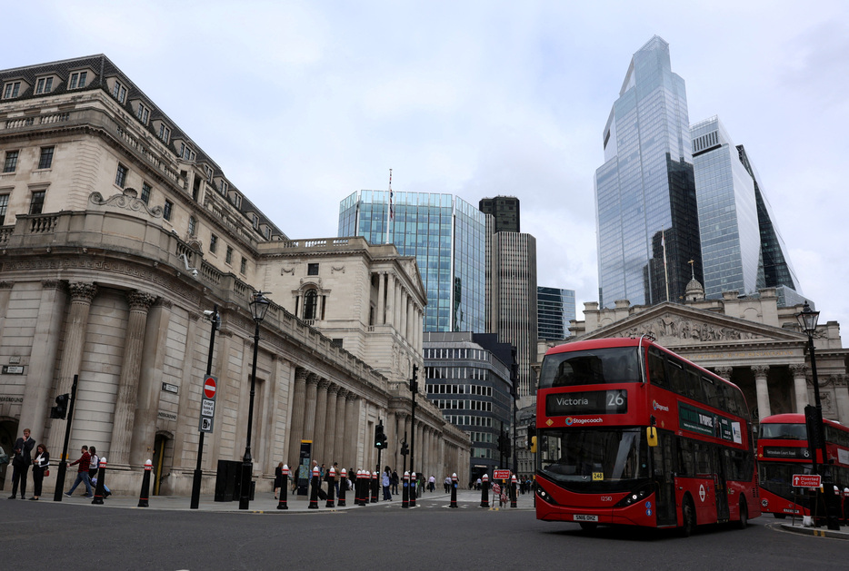 　イングランド銀行（英中央銀行、写真左）は１１月２９日、中央清算機関（ＣＣＰ）を対象としたストレステスト（健全性審査）の結果を発表した。９月２３日、ロンドンで撮影（２０２４年　ロイター/Mina Kim）