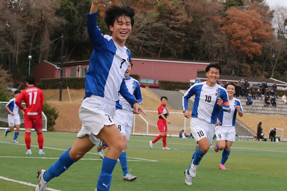 3点目のゴールを決めて喜ぶ遠野MF7小倉悠慎(3年)