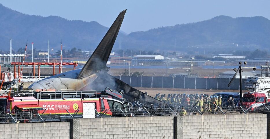 墜落現場で作業にあたる救急隊や消防＝２９日