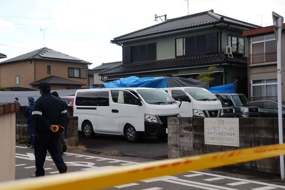 福岡県警によって規制線が張られた平原政徳容疑者の自宅付近＝19日、北九州市小倉南区