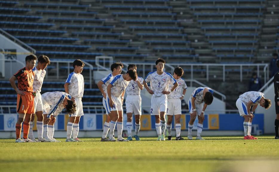 東北学院対奈良育英　試合に敗れ肩を落とす奈良育英の選手たち（撮影・垰建太）