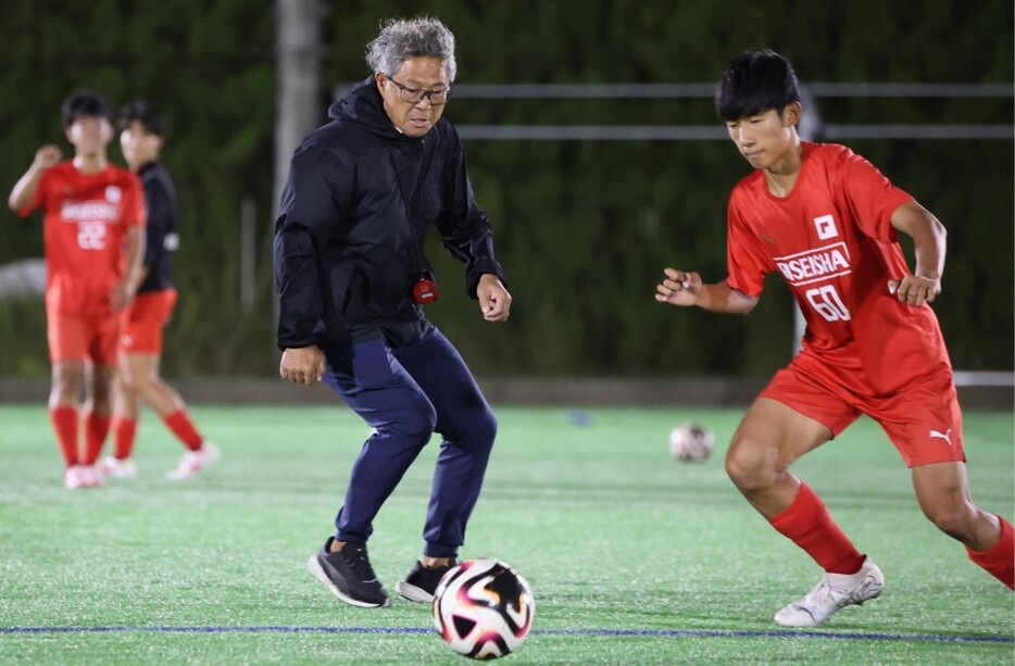 自らグラウンドに立ち、選手たちに戦術を指導している平野監督。ただ闇雲にゴールを狙うのではなく、ボールを失わないことが大事だという（Photo：森田将義）