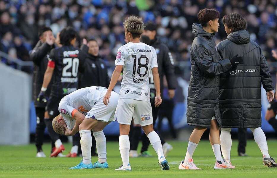 【G大阪―広島】試合に敗れ、涙を流す広島の佐々木（左）＝８日、パナスタ（根本成撮影）