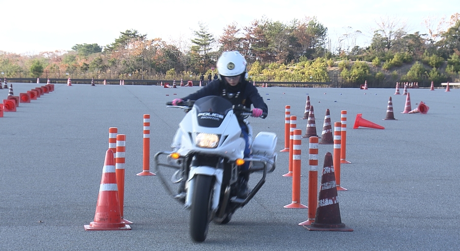 技術を披露する女性隊員