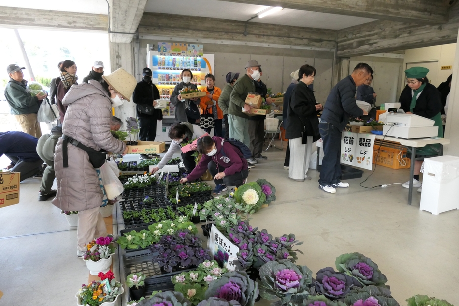 多くの買い物客らでにぎわう会場=岡山県美咲町で