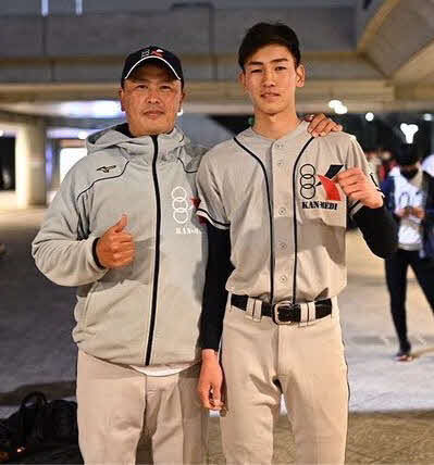 関メディベースボール学院中等部の井戸伸年監督（左）と中学時代の阪神2位の今朝丸（父提供）