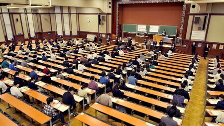 試験中にやってはいけないことがあります（写真：梅谷秀司）