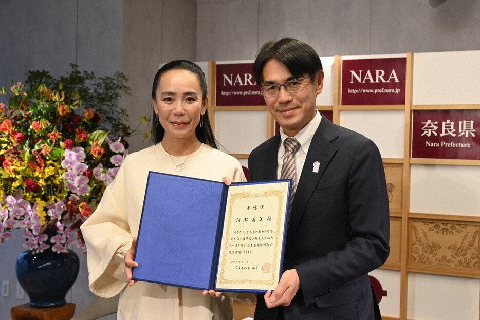 奈良県の国際特別大使に就任した映画監督の河瀬直美さん（左）と山下真知事＝奈良市の県庁で２０２４年１２月１１日午後３時４３分、田辺泰裕撮影