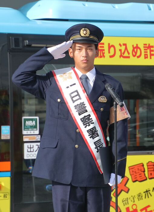 歳末特別警戒出動式に出席し、制服姿で敬礼する前田投手（長浜市役所）＝市提供