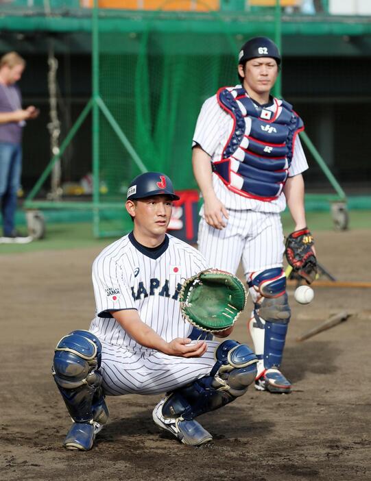 かつて侍ジャパンで共にプレーした甲斐拓也と小林誠司がFAと人的補償で交換？（写真・日刊スポーツ/アフロ）