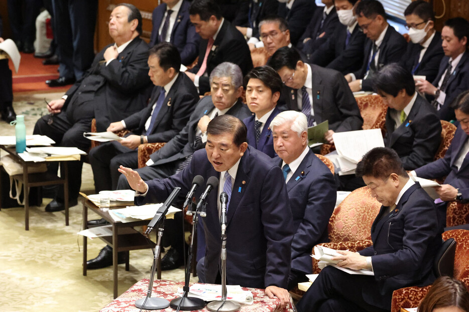 石破茂首相（中央）は１０日の衆院予算委員会で、野党が求める企業・団体献金の禁止について「憲法２１条に抵触する」との認識を示した＝国会内