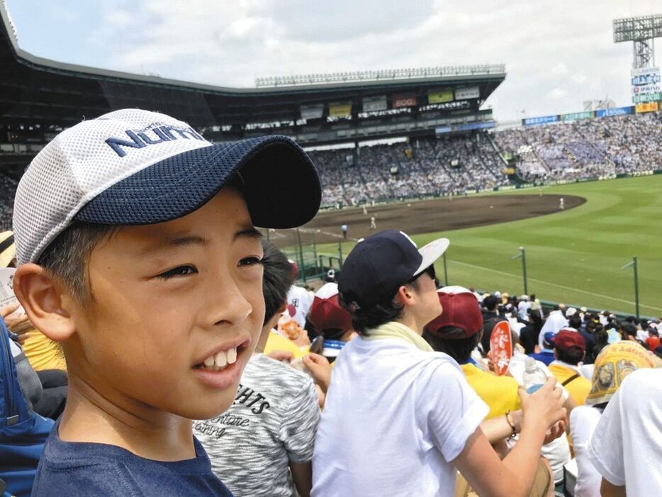 甲子園で北照高の試合を観戦する高橋（家族提供）