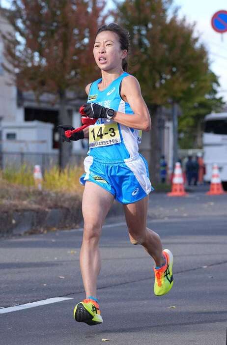 第44回全日本実業団対抗女子駅伝で３区を走る小林香菜（大塚製薬）＝仙台市宮城野区（沢野貴信撮影）