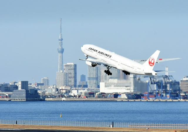 羽田空港を離陸、上昇する日本航空機