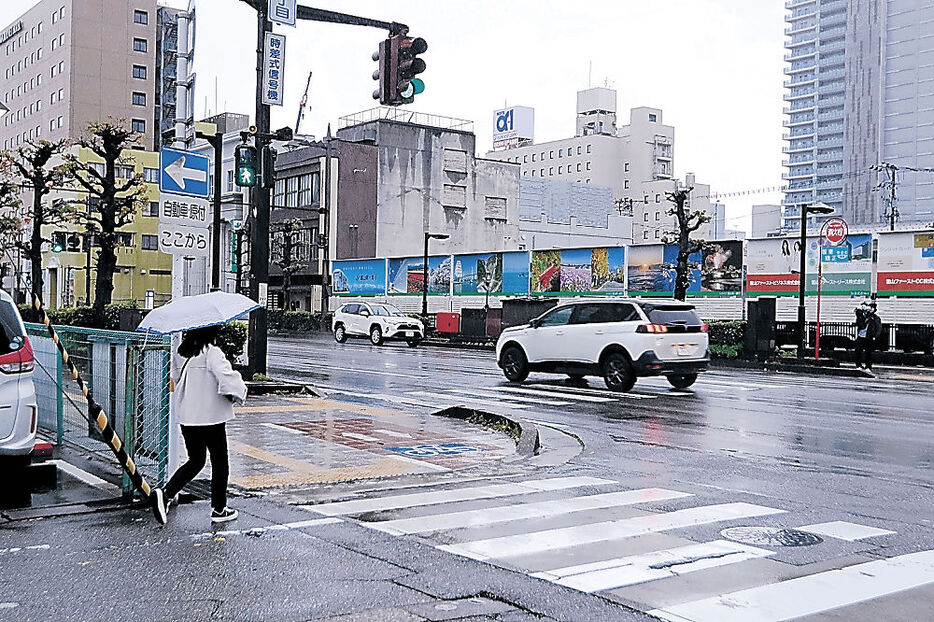 井野さんが犠牲になった事故現場。国道４１号の横断歩道を渡っていた＝富山市総曲輪１丁目