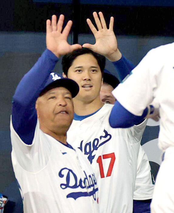 ロバーツ監督（左）と大谷