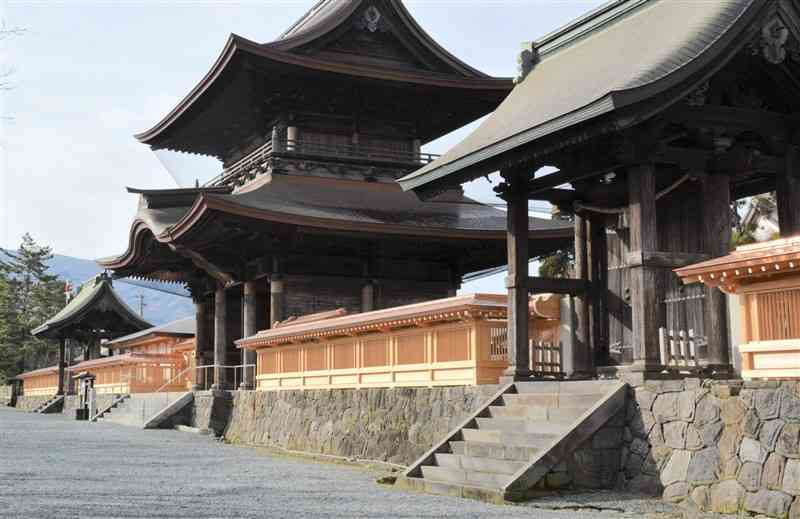 熊本地震に伴う全ての再建関連工事が終わった阿蘇神社。今回は楼門の南北に延びる透塀と、御札所が完成した＝20日、阿蘇市