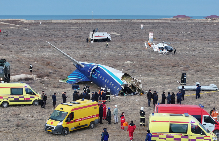 カザフスタン西部で２５日に墜落したアゼルバイジャン航空機について、アゼルバイジャンの関係筋４人はロシアの防空システムによって撃墜されたとの見解を示した。２５日撮影（２０２４年　ロイター/Azamat Sarsenbayev）