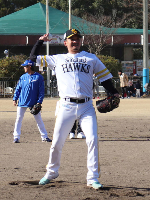 野球教室「野球プロジェクト」で打撃投手を務めるソフトバンク東浜（撮影・保坂淑子）