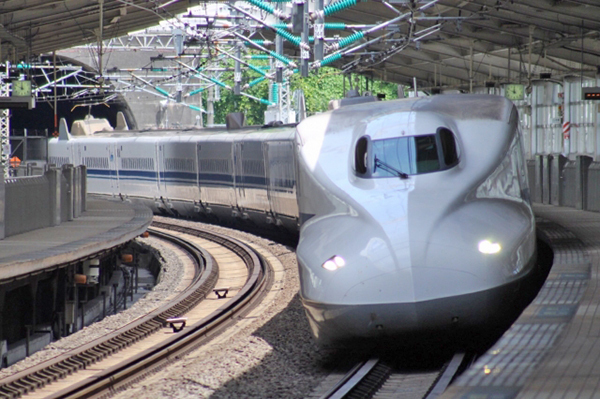 東海道新幹線の熱海駅（画像：写真AC）。