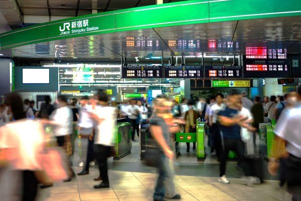 JR東日本の値上げは東京都心部の値上げ幅が特に大きくなる。新宿駅（画像：写真AC）。