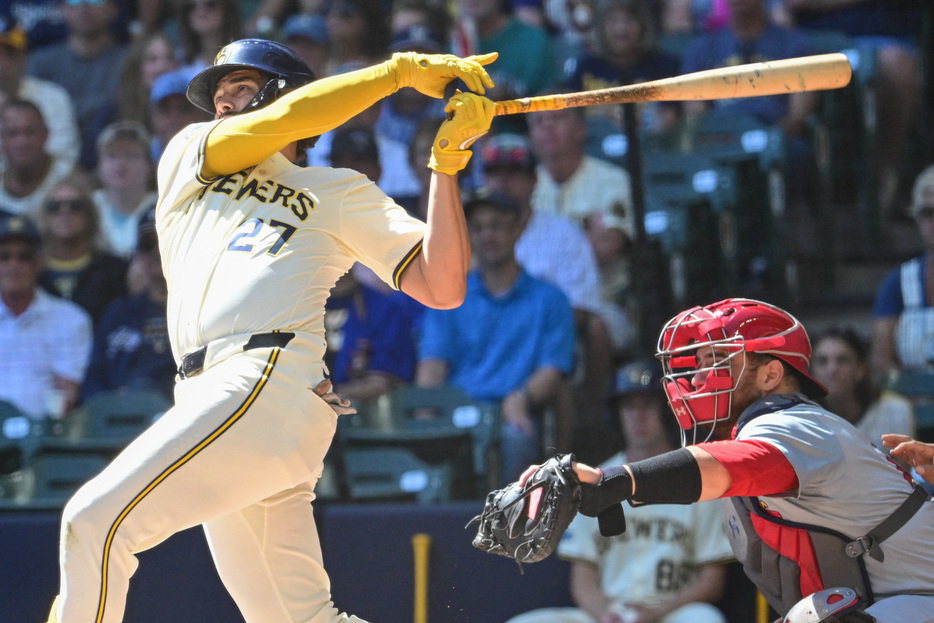 　ＭＬＢのジャイアンツが、ブルワーズからフリーエージェントとなったウィリー・アダメズ遊撃手（左）と総額１億８２００万ドルの７年契約に合意したという。米ウィスコンシン州ミルウォーキーで９月撮影（２０２４年　ロイター/USA TODAY Sports）