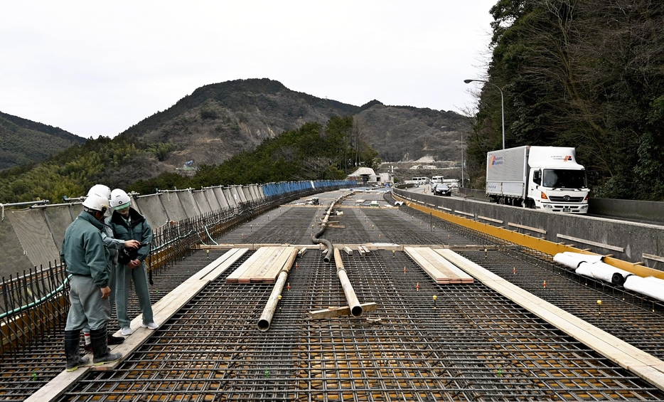 4車線化が進む八木山バイパスの工事現場（3月7日、福岡県篠栗町で）