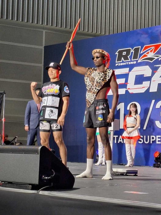 「RIZIN49」のフライ級タイトル戦へ向け前日計量をパスした王者・堀口（左）とエンカジムーロ・ズールー