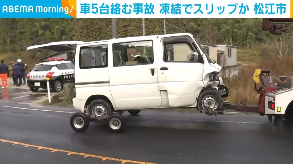 車5台絡む事故 路面凍結でスリップか