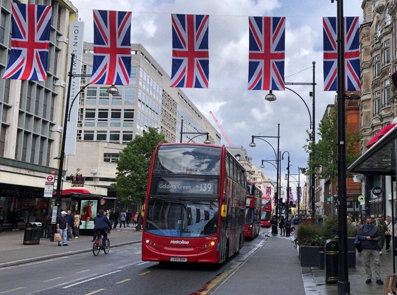 英国旗が掲げられたロンドン市内＝2023年5月5日、篠田航一撮影