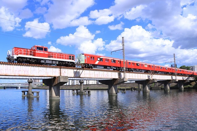 電気機関車が先導する貨物列車