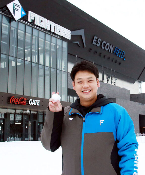 雪だるまを手に笑顔を見せる谷口さん